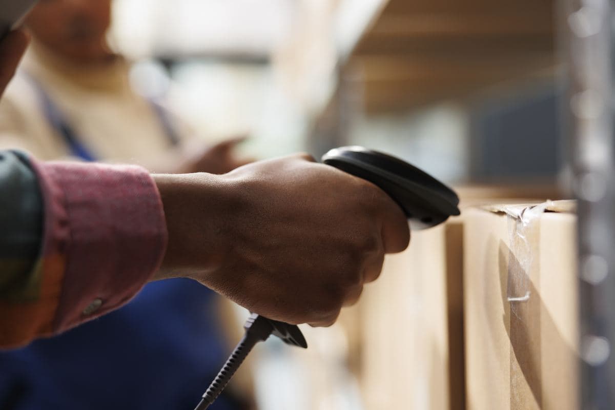 Coletor de dados sem fio usado em automação de estoque para pequenos negócios