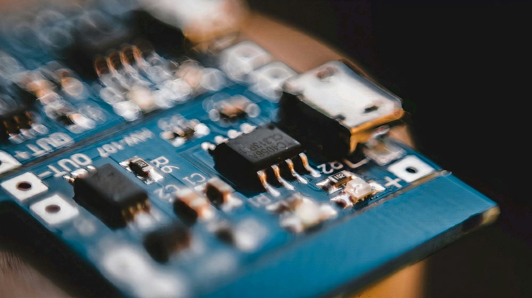 Macro de circuito eletrônico azul, simbolizando automação e IoT